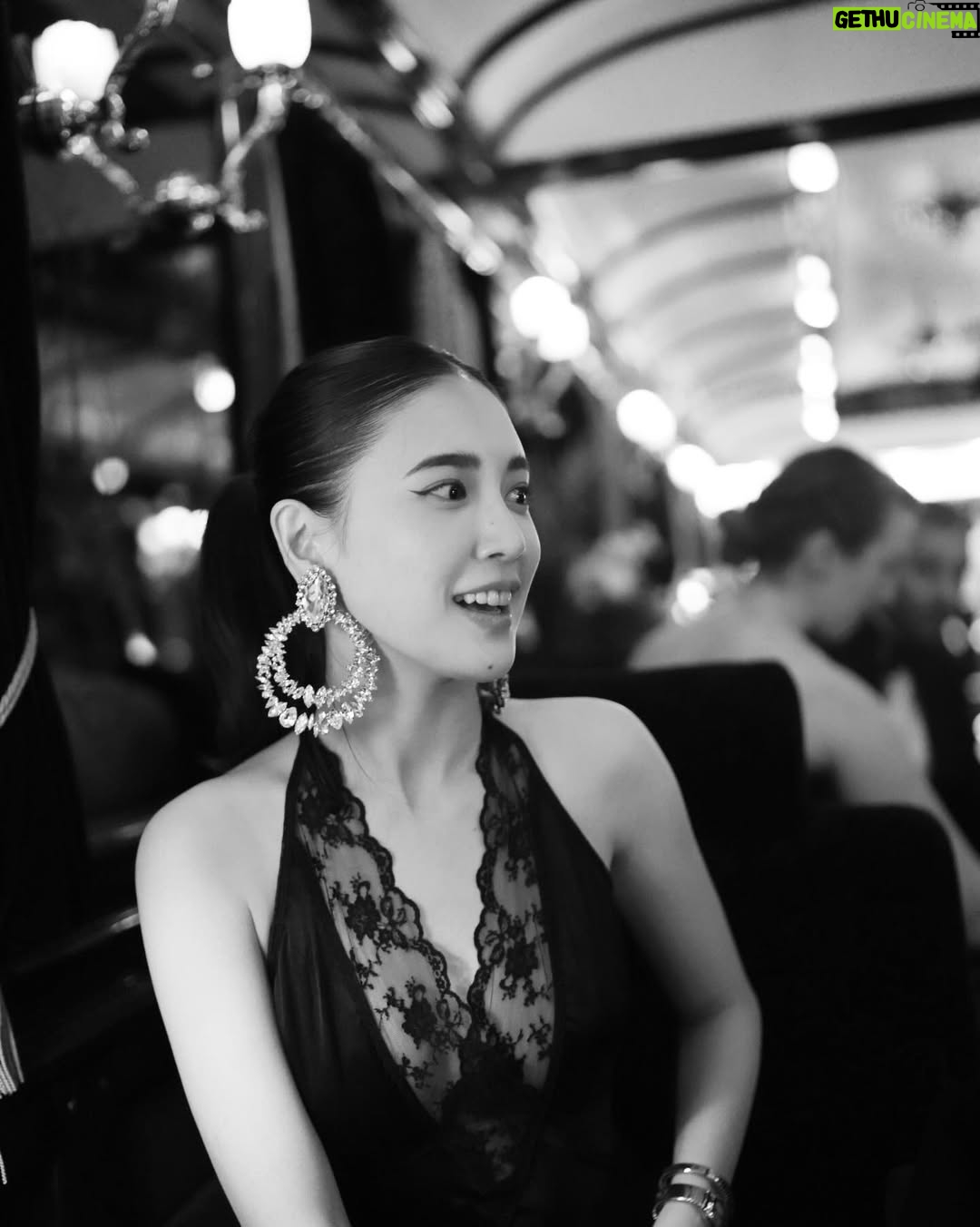 Karen Fujii - 14.1K Likes - Honeymoon journey 
Venice Simplon-Orient-Express, from Paris to Venice. 🚂✨

ハネムーンのメインイベントとして、
ずっと楽しみにしていた
夢のオリエント急行に乗ってきました。

今振り返っても、
あれは本当に現実だったのかな…？と思うほど。
非日常の世界にそっと連れていかれたみたいで、
映画のワンシーンに迷い込んだような時間でした。🎬

写真や動画だけでは伝えきれない、
あの空気と贅沢さ。

何度も、心がふわっとときめく瞬間がありました。✨

一生の宝物になる列車の旅。

またいつか、乗りたいな…🥂💐

@belmond 
@vsoetrain