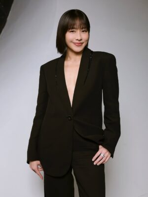 Karena Lam Kar-Yan Instagram - 頒獎造型
套裝 @giorgioarmani
珠寶 @chanelofficial
攝影 @tzuyin 
造型 @quentilu
化妝 @stingshsieh 
髮型 @kristywailing 
美甲 Yolanda & Min