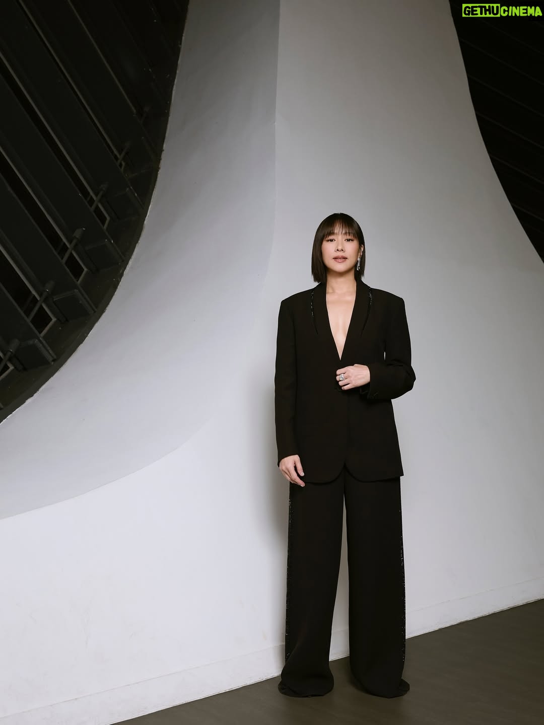 Karena Lam Kar-Yan - 2K Likes - 頒獎造型
套裝 @giorgioarmani
珠寶 @chanelofficial
攝影 @tzuyin 
造型 @quentilu
化妝 @stingshsieh 
髮型 @kristywailing 
美甲 Yolanda & Min