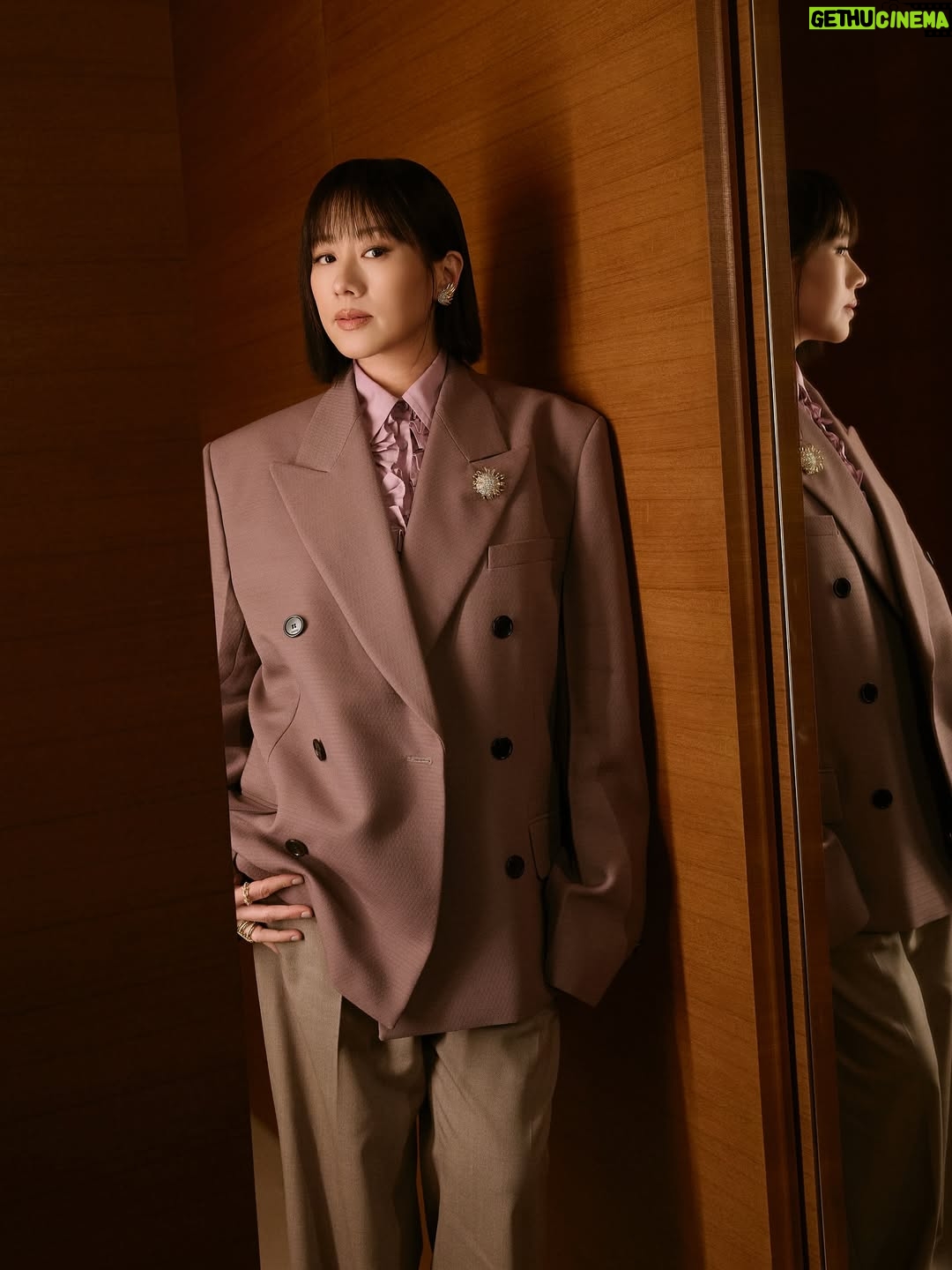 Karena Lam Kar-Yan - 1.7K Likes - 女明星要美美參加頒獎典禮是很不容易的事需要很多人的幫忙！謝謝你們讓我輕鬆自在的去金馬獎！

紅毯造型
套裝  @gucci
珠寶  @tiffanyandco
攝影  @tzuyin 
造型  @quentilu
化妝  @stinghsieh 
髮型  @kristywailing 
美甲 Yolanda & Min