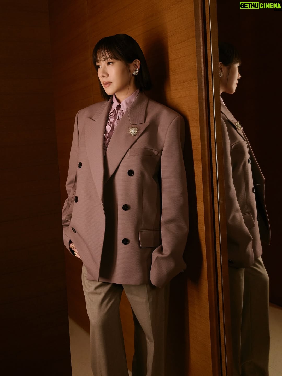 Karena Lam Kar-Yan - 1.7K Likes - 女明星要美美參加頒獎典禮是很不容易的事需要很多人的幫忙！謝謝你們讓我輕鬆自在的去金馬獎！

紅毯造型
套裝  @gucci
珠寶  @tiffanyandco
攝影  @tzuyin 
造型  @quentilu
化妝  @stinghsieh 
髮型  @kristywailing 
美甲 Yolanda & Min