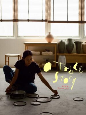 Karena Lam Kar-Yan Instagram - ｜A Table Story｜

在日常的片刻之間，餐桌是最能承載人與人之間溫度的場域。

今年秋日，iliya很榮幸邀請到擁有演員、藝術家、策展人、陶藝家等多重身分的創作者——林嘉欣帶來《A Table Story》全新展覽，以陶與木為語言，呈現一場關於「餐桌」的靜謐敘事。

在iliya的空間中，她將工作室裡的創作——陶碗、盤皿、木勺與器具——化作一張等待故事發生的餐桌。每件作品都帶著時間的氣息與手感的溫度，提醒在日復一日的生活裡，細細體會「共食」與「陪伴」的意義。這些器皿將見證無數次的聚會，承載著我們與親朋好友分享的歡笑、交流與回憶。

「每一件陶器的表面，都像是一張未書寫的白紙，等待著時間的筆墨；每一把木勺的紋理，都仿佛在訴說著溫暖的故事。」——林嘉欣

《A Table Story》不僅展示器物之美，更是一次對生活節奏與情感連結的邀請。讓觀者在視覺與觸覺的對話中，重新認識「餐桌」作為日常核心的象徵——那裡有笑聲、分享與記憶的堆疊，也有時間靜靜流動的痕跡。

Artist: Karena Lam @karenalamkayan @ceramicsbykarenalam 
Woodwork: 小童 @de_lepel_ 
Photo: Lamb Yu @lambiseverywhere 
Design: Leanne @leanne117 
Copywriter @yyvettevyy 

« A Table Story » by Karena Lam 林嘉欣

展期｜2025 Nov. 7 ——— Nov. 23

作家在廊| Nov. 8 — 9

地點｜iliya 
台北市信義路三段134巷12號