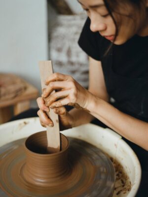 Karena Lam Kar-Yan Instagram - ｜A Table Story｜

在日常的片刻之間，餐桌是最能承載人與人之間溫度的場域。

今年秋日，iliya很榮幸邀請到擁有演員、藝術家、策展人、陶藝家等多重身分的創作者——林嘉欣帶來《A Table Story》全新展覽，以陶與木為語言，呈現一場關於「餐桌」的靜謐敘事。

在iliya的空間中，她將工作室裡的創作——陶碗、盤皿、木勺與器具——化作一張等待故事發生的餐桌。每件作品都帶著時間的氣息與手感的溫度，提醒在日復一日的生活裡，細細體會「共食」與「陪伴」的意義。這些器皿將見證無數次的聚會，承載著我們與親朋好友分享的歡笑、交流與回憶。

「每一件陶器的表面，都像是一張未書寫的白紙，等待著時間的筆墨；每一把木勺的紋理，都仿佛在訴說著溫暖的故事。」——林嘉欣

《A Table Story》不僅展示器物之美，更是一次對生活節奏與情感連結的邀請。讓觀者在視覺與觸覺的對話中，重新認識「餐桌」作為日常核心的象徵——那裡有笑聲、分享與記憶的堆疊，也有時間靜靜流動的痕跡。

Artist: Karena Lam @karenalamkayan @ceramicsbykarenalam 
Woodwork: 小童 @de_lepel_ 
Photo: Lamb Yu @lambiseverywhere 
Design: Leanne @leanne117 
Copywriter @yyvettevyy 

« A Table Story » by Karena Lam 林嘉欣

展期｜2025 Nov. 7 ——— Nov. 23

作家在廊| Nov. 8 — 9

地點｜iliya 
台北市信義路三段134巷12號