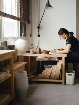 Karena Lam Kar-Yan Instagram - ｜A Table Story｜

在日常的片刻之間，餐桌是最能承載人與人之間溫度的場域。

今年秋日，iliya很榮幸邀請到擁有演員、藝術家、策展人、陶藝家等多重身分的創作者——林嘉欣帶來《A Table Story》全新展覽，以陶與木為語言，呈現一場關於「餐桌」的靜謐敘事。

在iliya的空間中，她將工作室裡的創作——陶碗、盤皿、木勺與器具——化作一張等待故事發生的餐桌。每件作品都帶著時間的氣息與手感的溫度，提醒在日復一日的生活裡，細細體會「共食」與「陪伴」的意義。這些器皿將見證無數次的聚會，承載著我們與親朋好友分享的歡笑、交流與回憶。

「每一件陶器的表面，都像是一張未書寫的白紙，等待著時間的筆墨；每一把木勺的紋理，都仿佛在訴說著溫暖的故事。」——林嘉欣

《A Table Story》不僅展示器物之美，更是一次對生活節奏與情感連結的邀請。讓觀者在視覺與觸覺的對話中，重新認識「餐桌」作為日常核心的象徵——那裡有笑聲、分享與記憶的堆疊，也有時間靜靜流動的痕跡。

Artist: Karena Lam @karenalamkayan @ceramicsbykarenalam 
Woodwork: 小童 @de_lepel_ 
Photo: Lamb Yu @lambiseverywhere 
Design: Leanne @leanne117 
Copywriter @yyvettevyy 

« A Table Story » by Karena Lam 林嘉欣

展期｜2025 Nov. 7 ——— Nov. 23

作家在廊| Nov. 8 — 9

地點｜iliya 
台北市信義路三段134巷12號