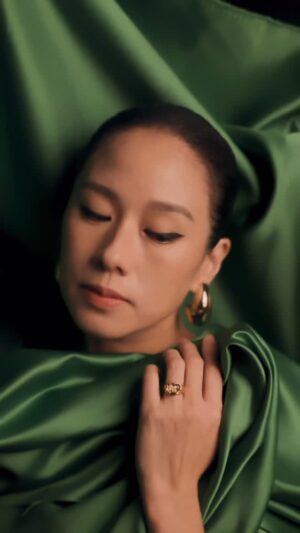 Karena Lam Kar-Yan Instagram - #LOFFICIELcover:「Fantasy」對你來說是甚麼?是奇幻的冒險、啟靈感的源泉還是打破現實的空間?@lofficielhongkong 今期的封面主角林嘉欣(@karenalamkayan)認為「Fantasy」是一個介乎「虛」與「實」的世界。
「其實我們經常在「虛」與「實」之間來回踩界——不論在戲劇的世界,還是陶藝的世界都是如此。在戲劇裡,我透過不同的角色去表達各種情緒與感受,探索不同的領域。角色的經歷帶我走進許多我未曾觸碰過的情感世界。」
完整訪問:link in bio
What does “Fantasy” mean to you? Is it a fantastical adventure, a fountain of inspiration, or a space that shatters reality? For Karena Lam, the cover star of L’OFFICIEL Hong Kong, “Fantasy” is a realm that lies between the “imaginary” and the “real.”
“In reality, we often navigate back and forth between the ‘imaginary’ and the ‘real.’ This is true whether we are in the world of acting or the world of pottery. In theater, I channel various emotions and experiences through different characters, exploring new realms. The journeys of these roles guide me into emotional landscapes I have yet to experience.”
Full Interview:link in bio
Editorial Director: @j_ohnng
Deputy Editorial Director: @_joankong
Editor-in-Chief: @angelfong
Photographer: @kuohuankao
Videographer:@phtsai_tw
Creative Director & Stylist: @quentilu
Makeup Artist: @Carlin_Chen
Hair Stylist: @sydni_q (ZOOM Hairstyling)
Photography Assistant:Wang Zeng, Stan Hong, Jonas Peng
Video Assistant: @march_nobi
Styling Assistant:Claire Chu, An Hu
#LOFFICIELhongkong #KarenaLam #林嘉欣