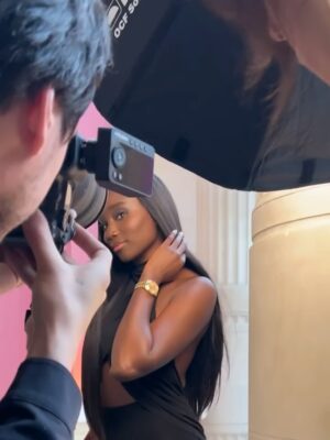 Karidja Touré Instagram - Merci @omega ✨🤍

💇🏾‍♀️ @expertdenilsonpedro 
💄 @yacinediallo 
🪡 @ninaricci
  @harris_reed 
  @hugotoucas
📸 @valentinlecron