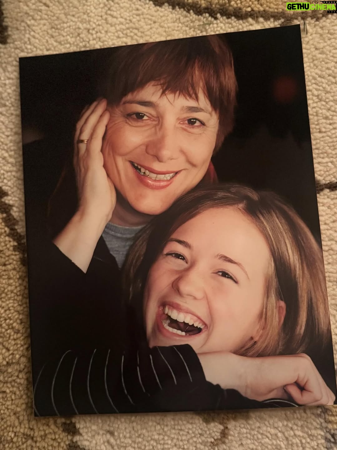 Karine Vanasse - 3.6K Likes - Presque 30 ans plus tard @leapool, me retrouver devant toi au gala @quebeccinema pour tenter de te dire en chanson et en mots encore plus que merci…

De mon coeur de jeune fille de 14 ans tout comme de celui de la femme de 42 ans… je t’aime et merci pour ta façon toute à toi de raconter qui nous sommes. #EmporteMoi 🎬

✨Merci @birks d’avoir souhaité honorer le moment.
Stylisme @indianna
Maquillage et cheveux @valeriaamirova 
Coloration cheveux @daviddamours 

📷 bts @gaelleleroyerphotography
