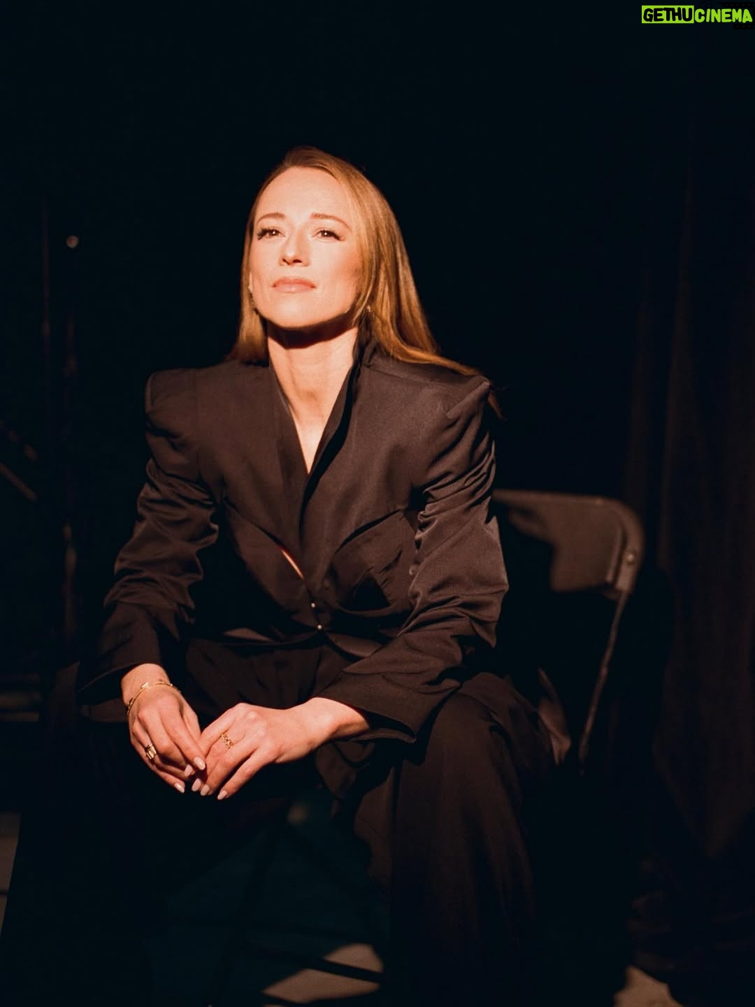 Karine Vanasse - 3.6K Likes - Presque 30 ans plus tard @leapool, me retrouver devant toi au gala @quebeccinema pour tenter de te dire en chanson et en mots encore plus que merci…

De mon coeur de jeune fille de 14 ans tout comme de celui de la femme de 42 ans… je t’aime et merci pour ta façon toute à toi de raconter qui nous sommes. #EmporteMoi 🎬

✨Merci @birks d’avoir souhaité honorer le moment.
Stylisme @indianna
Maquillage et cheveux @valeriaamirova 
Coloration cheveux @daviddamours 

📷 bts @gaelleleroyerphotography