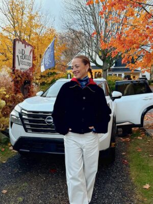 Karine Vanasse Instagram - Tout juste avant la première neige, petits souvenirs de tournage pour le Rogue avec ma gang de @nissancanada.

… c’était le décor parfait pour dévoiler le nouveau membre dans la famille Rogue : la version Rock Creek ! 
Il est d’ailleurs tout aussi heureux dans la neige aujourd’hui. ❄️⛰️

@nissancanada 
@tamtamtbwa 
bts @guillaumelandry22