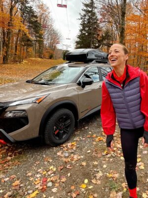 Karine Vanasse Instagram - Tout juste avant la première neige, petits souvenirs de tournage pour le Rogue avec ma gang de @nissancanada.

… c’était le décor parfait pour dévoiler le nouveau membre dans la famille Rogue : la version Rock Creek ! 
Il est d’ailleurs tout aussi heureux dans la neige aujourd’hui. ❄️⛰️

@nissancanada 
@tamtamtbwa 
bts @guillaumelandry22