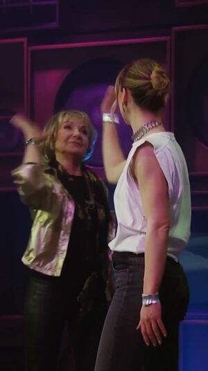 Karine Vanasse Instagram - la boucle est bouclée 🥹

📺: #KaraokeClubQC
🎭: #KarineVanasse #Marjo