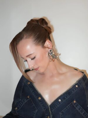 Karine Vanasse Instagram - Indianna & Valeria, Centaurée bleue pour Mathilde et Jérémie St-Pierre qui reste avec nous. 🥹

@indiannna @edme_beads 
@valeriaamirova 
@aiglonindigo @salut_mathilde 
@jeremiestpierre