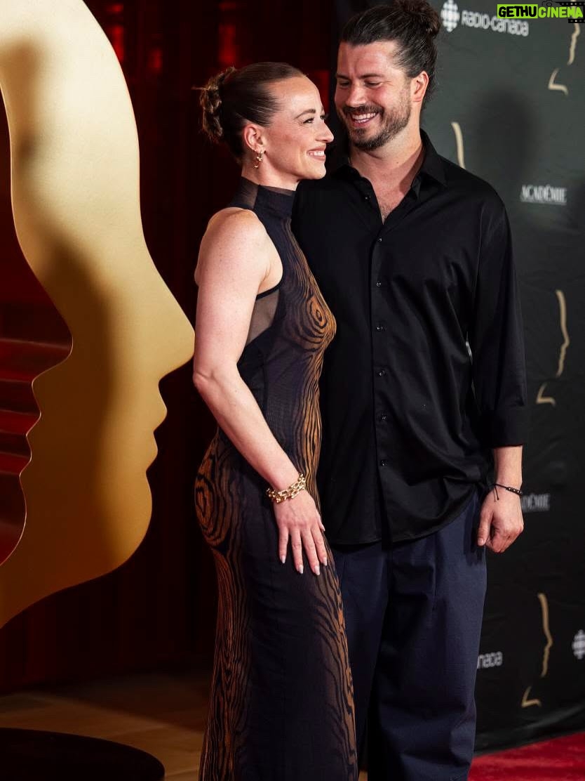 Karine Vanasse - 5.8K Likes - Marcher un tapis rouge avec ma main qui se dépose doucement dans son dos et nos sourires qui se répondent…🥹 

Merci à l’ @academiecan pour cette nomination au 40e @prixgemeaux pour la saison 1 de @lestraitres_noovo avec la gang d’@entourage.

• Styliste @indiannna (et merci @patrickvimbor!)
• Maquillage et cheveux @valeriaamirova 
• Bijoux @tiffanyandco ✨
. Ongles @pamela.officebeautybar 

Supporteures A1  @agence.m

📷 @la_ptite_photographe