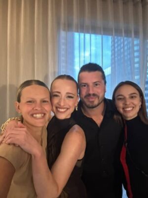 Karine Vanasse Instagram - Marcher un tapis rouge avec ma main qui se dépose doucement dans son dos et nos sourires qui se répondent…🥹 

Merci à l’ @academiecan pour cette nomination au 40e @prixgemeaux pour la saison 1 de @lestraitres_noovo avec la gang d’@entourage.

• Styliste @indiannna (et merci @patrickvimbor!)
• Maquillage et cheveux @valeriaamirova 
• Bijoux @tiffanyandco ✨
. Ongles @pamela.officebeautybar 

Supporteures A1  @agence.m

📷 @la_ptite_photographe