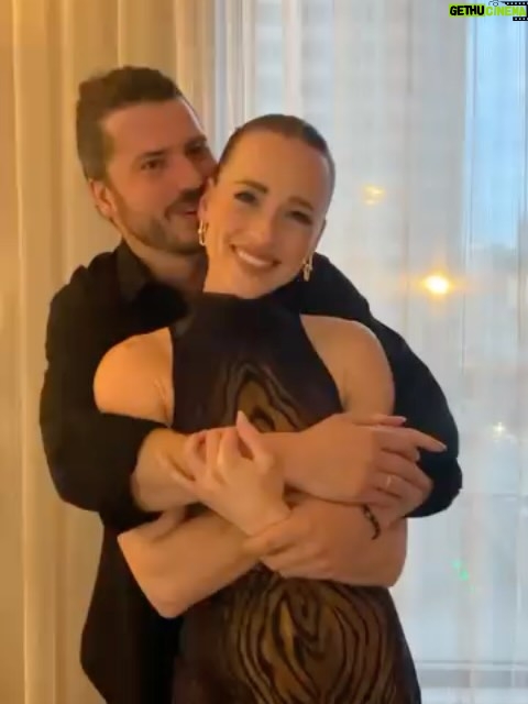 Karine Vanasse - 5.8K Likes - Marcher un tapis rouge avec ma main qui se dépose doucement dans son dos et nos sourires qui se répondent…🥹 

Merci à l’ @academiecan pour cette nomination au 40e @prixgemeaux pour la saison 1 de @lestraitres_noovo avec la gang d’@entourage.

• Styliste @indiannna (et merci @patrickvimbor!)
• Maquillage et cheveux @valeriaamirova 
• Bijoux @tiffanyandco ✨
. Ongles @pamela.officebeautybar 

Supporteures A1  @agence.m

📷 @la_ptite_photographe
