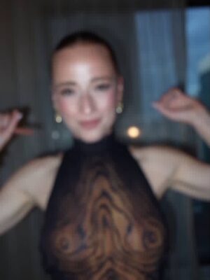 Karine Vanasse Instagram - Marcher un tapis rouge avec ma main qui se dépose doucement dans son dos et nos sourires qui se répondent…🥹 

Merci à l’ @academiecan pour cette nomination au 40e @prixgemeaux pour la saison 1 de @lestraitres_noovo avec la gang d’@entourage.

• Styliste @indiannna (et merci @patrickvimbor!)
• Maquillage et cheveux @valeriaamirova 
• Bijoux @tiffanyandco ✨
. Ongles @pamela.officebeautybar 

Supporteures A1  @agence.m

📷 @la_ptite_photographe