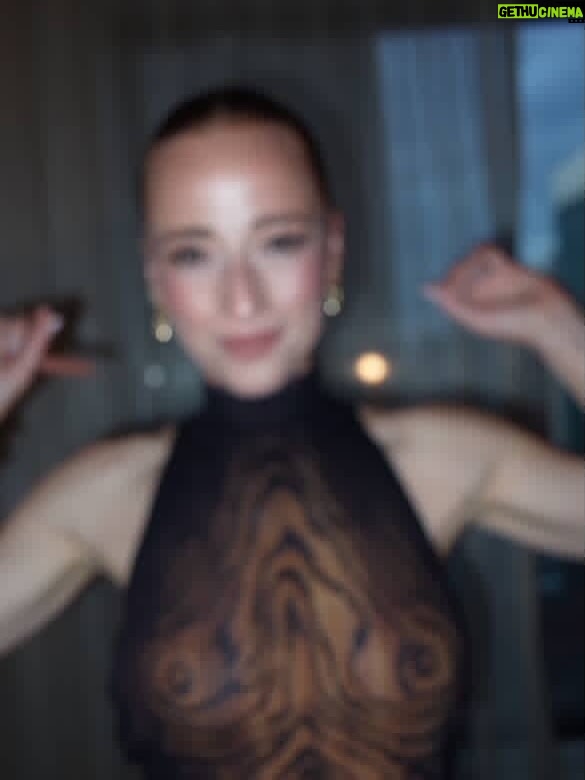 Karine Vanasse - 5.8K Likes - Marcher un tapis rouge avec ma main qui se dépose doucement dans son dos et nos sourires qui se répondent…🥹 

Merci à l’ @academiecan pour cette nomination au 40e @prixgemeaux pour la saison 1 de @lestraitres_noovo avec la gang d’@entourage.

• Styliste @indiannna (et merci @patrickvimbor!)
• Maquillage et cheveux @valeriaamirova 
• Bijoux @tiffanyandco ✨
. Ongles @pamela.officebeautybar 

Supporteures A1  @agence.m

📷 @la_ptite_photographe