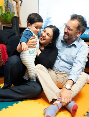 Karol Cariola Instagram - Nueve Meses de nuestro Borja ❤️

Hoy celebramos nueve meses de vida junto a nuestro hijo Borja. El tiempo ha pasado a una velocidad que no esperábamos. Parece que fue ayer cuando te recibimos en nuestros brazos, y hoy ya eres un pequeño explorador que gatea, prueba sus primeras comidas, y nos regala sus primeras palabras: “mamá” y “papá”. Acompañar cada sonrisa, gesto y reclamo es algo que vivimos intensamente cada día.
Tu llegada ha transformado profundamente nuestra vida. En medio de un año muy difícil, a ratos ingrato y desafiante, tu presencia se ha convertido en nuestro ancla, la fuente inagotable de fuerza y voluntad que necesitamos para seguir adelante. Mirar tu carita y ser testigos de tu inevitable crecimiento es algo que nos emociona profundamente. 
Agradecemos sinceramente el constante cariño y preocupación que recibimos a diario por nuestra familia. Sentimos mucho ese afecto cada vez que nos preguntan por nuestro bebé  Borja.

Felices nueve meses, hijo. Te amamos con toda el alma. ❤️🙏