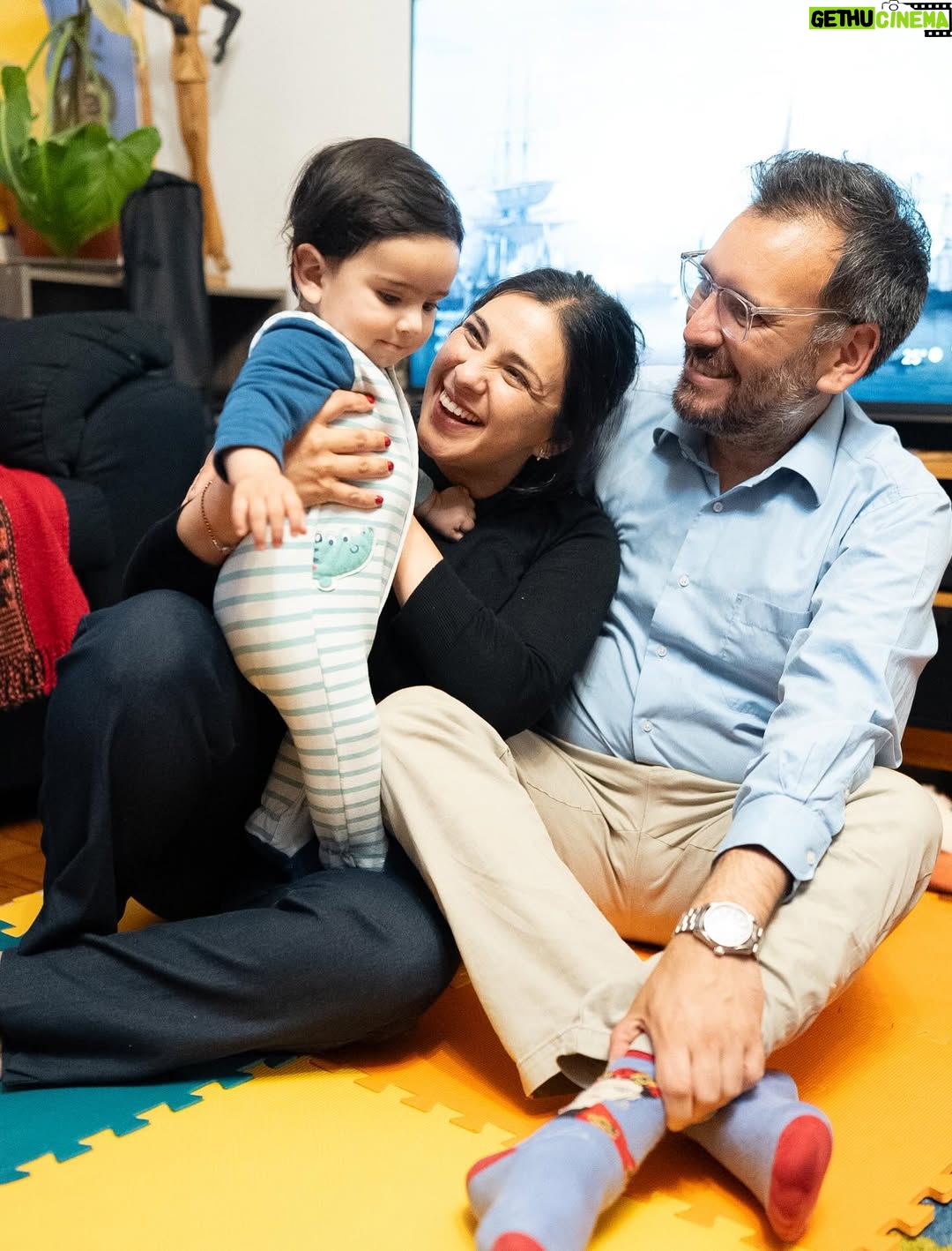 Karol Cariola - 8.4K Likes - Nueve Meses de nuestro Borja ❤️

Hoy celebramos nueve meses de vida junto a nuestro hijo Borja. El tiempo ha pasado a una velocidad que no esperábamos. Parece que fue ayer cuando te recibimos en nuestros brazos, y hoy ya eres un pequeño explorador que gatea, prueba sus primeras comidas, y nos regala sus primeras palabras: “mamá” y “papá”. Acompañar cada sonrisa, gesto y reclamo es algo que vivimos intensamente cada día.
Tu llegada ha transformado profundamente nuestra vida. En medio de un año muy difícil, a ratos ingrato y desafiante, tu presencia se ha convertido en nuestro ancla, la fuente inagotable de fuerza y voluntad que necesitamos para seguir adelante. Mirar tu carita y ser testigos de tu inevitable crecimiento es algo que nos emociona profundamente. 
Agradecemos sinceramente el constante cariño y preocupación que recibimos a diario por nuestra familia. Sentimos mucho ese afecto cada vez que nos preguntan por nuestro bebé  Borja.

Felices nueve meses, hijo. Te amamos con toda el alma. ❤️🙏