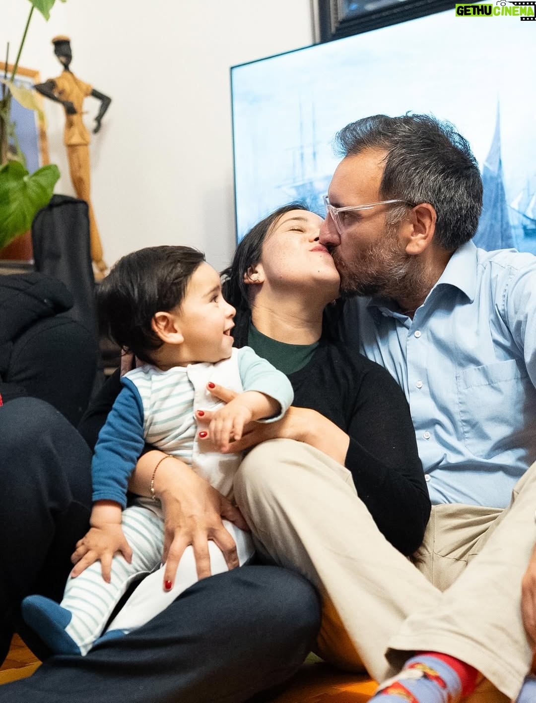 Karol Cariola - 8.4K Likes - Nueve Meses de nuestro Borja ❤️

Hoy celebramos nueve meses de vida junto a nuestro hijo Borja. El tiempo ha pasado a una velocidad que no esperábamos. Parece que fue ayer cuando te recibimos en nuestros brazos, y hoy ya eres un pequeño explorador que gatea, prueba sus primeras comidas, y nos regala sus primeras palabras: “mamá” y “papá”. Acompañar cada sonrisa, gesto y reclamo es algo que vivimos intensamente cada día.
Tu llegada ha transformado profundamente nuestra vida. En medio de un año muy difícil, a ratos ingrato y desafiante, tu presencia se ha convertido en nuestro ancla, la fuente inagotable de fuerza y voluntad que necesitamos para seguir adelante. Mirar tu carita y ser testigos de tu inevitable crecimiento es algo que nos emociona profundamente. 
Agradecemos sinceramente el constante cariño y preocupación que recibimos a diario por nuestra familia. Sentimos mucho ese afecto cada vez que nos preguntan por nuestro bebé  Borja.

Felices nueve meses, hijo. Te amamos con toda el alma. ❤️🙏
