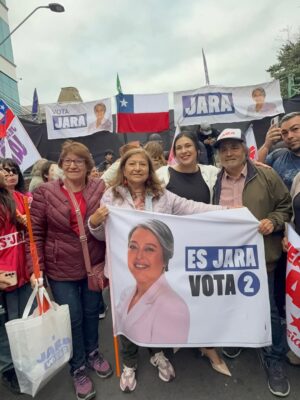 Karol Cariola Instagram - Desde nuestro querido Valparaíso cerramos este proceso de campaña. Este domingo, con esperanza y convicción, votamos 2 ✌️ #JeannetteJaraPresidenta