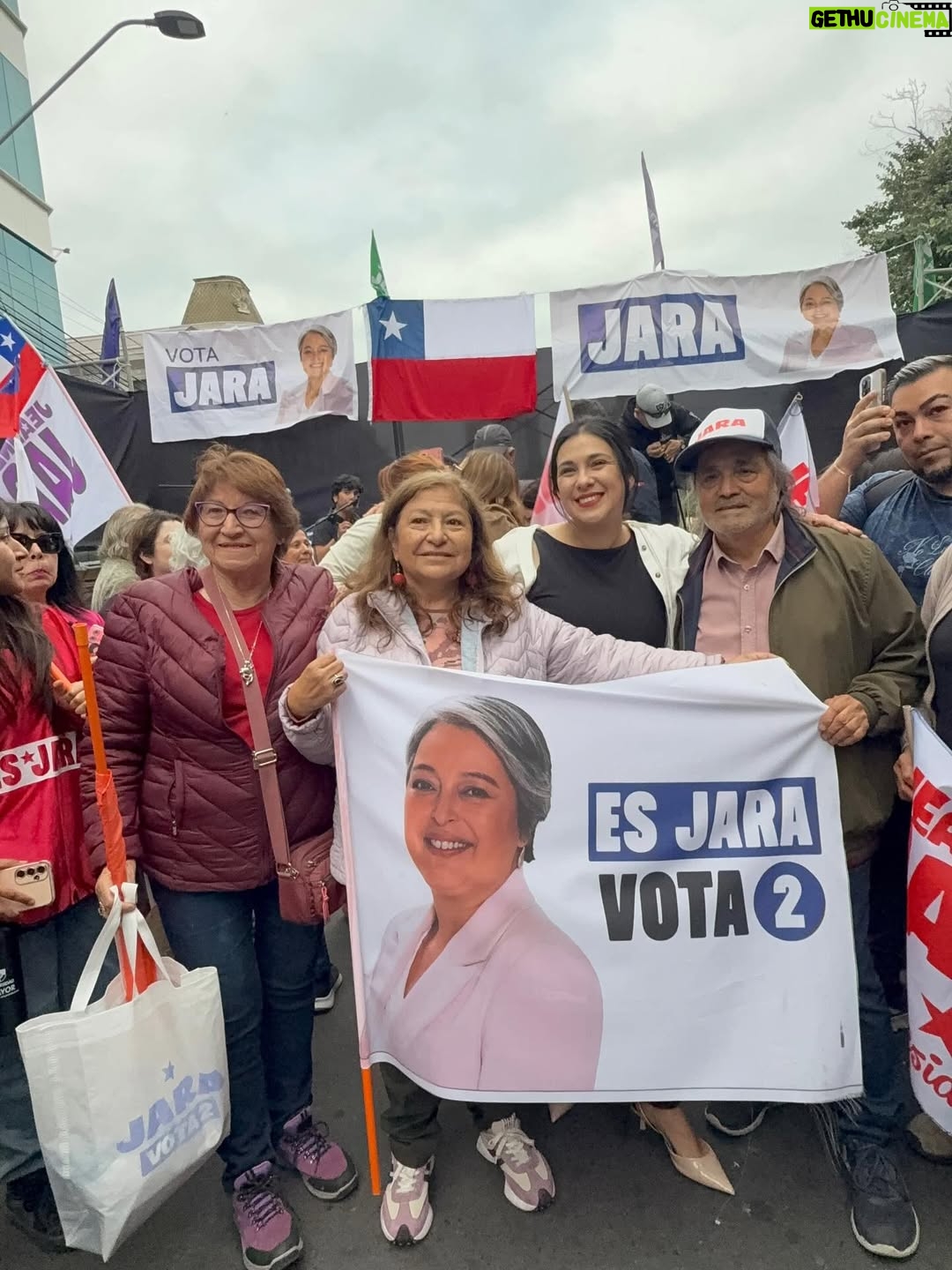 Karol Cariola - 6.5K Likes - Desde nuestro querido Valparaíso cerramos este proceso de campaña. Este domingo, con esperanza y convicción, votamos 2 ✌️ #JeannetteJaraPresidenta