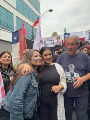 Karol Cariola Instagram - Desde nuestro querido Valparaíso cerramos este proceso de campaña. Este domingo, con esperanza y convicción, votamos 2 ✌️ #JeannetteJaraPresidenta