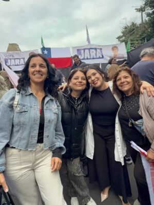 Karol Cariola Instagram - Desde nuestro querido Valparaíso cerramos este proceso de campaña. Este domingo, con esperanza y convicción, votamos 2 ✌️ #JeannetteJaraPresidenta
