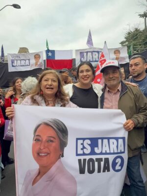 Karol Cariola Instagram - Desde nuestro querido Valparaíso cerramos este proceso de campaña. Este domingo, con esperanza y convicción, votamos 2 ✌️ #JeannetteJaraPresidenta