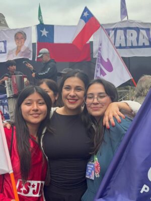 Karol Cariola Instagram - Desde nuestro querido Valparaíso cerramos este proceso de campaña. Este domingo, con esperanza y convicción, votamos 2 ✌️ #JeannetteJaraPresidenta