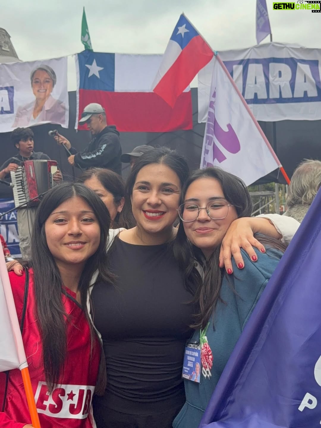Karol Cariola - 6.5K Likes - Desde nuestro querido Valparaíso cerramos este proceso de campaña. Este domingo, con esperanza y convicción, votamos 2 ✌️ #JeannetteJaraPresidenta