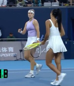 Karolína Muchová Instagram - Doubles trouble in Beijing 👻🧧
Made it to the semis with a lot of laughs (and maybe a few questionable tactics). 
It’s not the ending we hoped for, but your love made it all worth it🫰🏽🤍
谢谢你们!
#MucHon