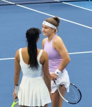 Karolína Muchová Instagram - Doubles trouble in Beijing 👻🧧
Made it to the semis with a lot of laughs (and maybe a few questionable tactics). 
It’s not the ending we hoped for, but your love made it all worth it🫰🏽🤍
谢谢你们!
#MucHon