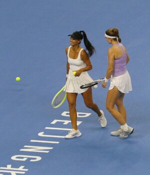 Karolína Muchová Instagram - Doubles trouble in Beijing 👻🧧
Made it to the semis with a lot of laughs (and maybe a few questionable tactics). 
It’s not the ending we hoped for, but your love made it all worth it🫰🏽🤍
谢谢你们!
#MucHon