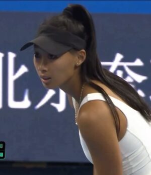 Karolína Muchová Instagram - Doubles trouble in Beijing 👻🧧
Made it to the semis with a lot of laughs (and maybe a few questionable tactics). 
It’s not the ending we hoped for, but your love made it all worth it🫰🏽🤍
谢谢你们!
#MucHon