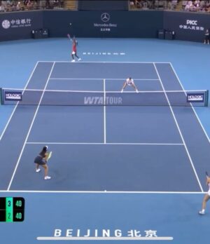 Karolína Muchová Instagram - Doubles trouble in Beijing 👻🧧
Made it to the semis with a lot of laughs (and maybe a few questionable tactics). 
It’s not the ending we hoped for, but your love made it all worth it🫰🏽🤍
谢谢你们!
#MucHon