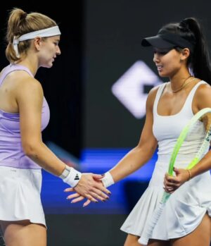 Karolína Muchová Instagram - Doubles trouble in Beijing 👻🧧
Made it to the semis with a lot of laughs (and maybe a few questionable tactics). 
It’s not the ending we hoped for, but your love made it all worth it🫰🏽🤍
谢谢你们!
#MucHon