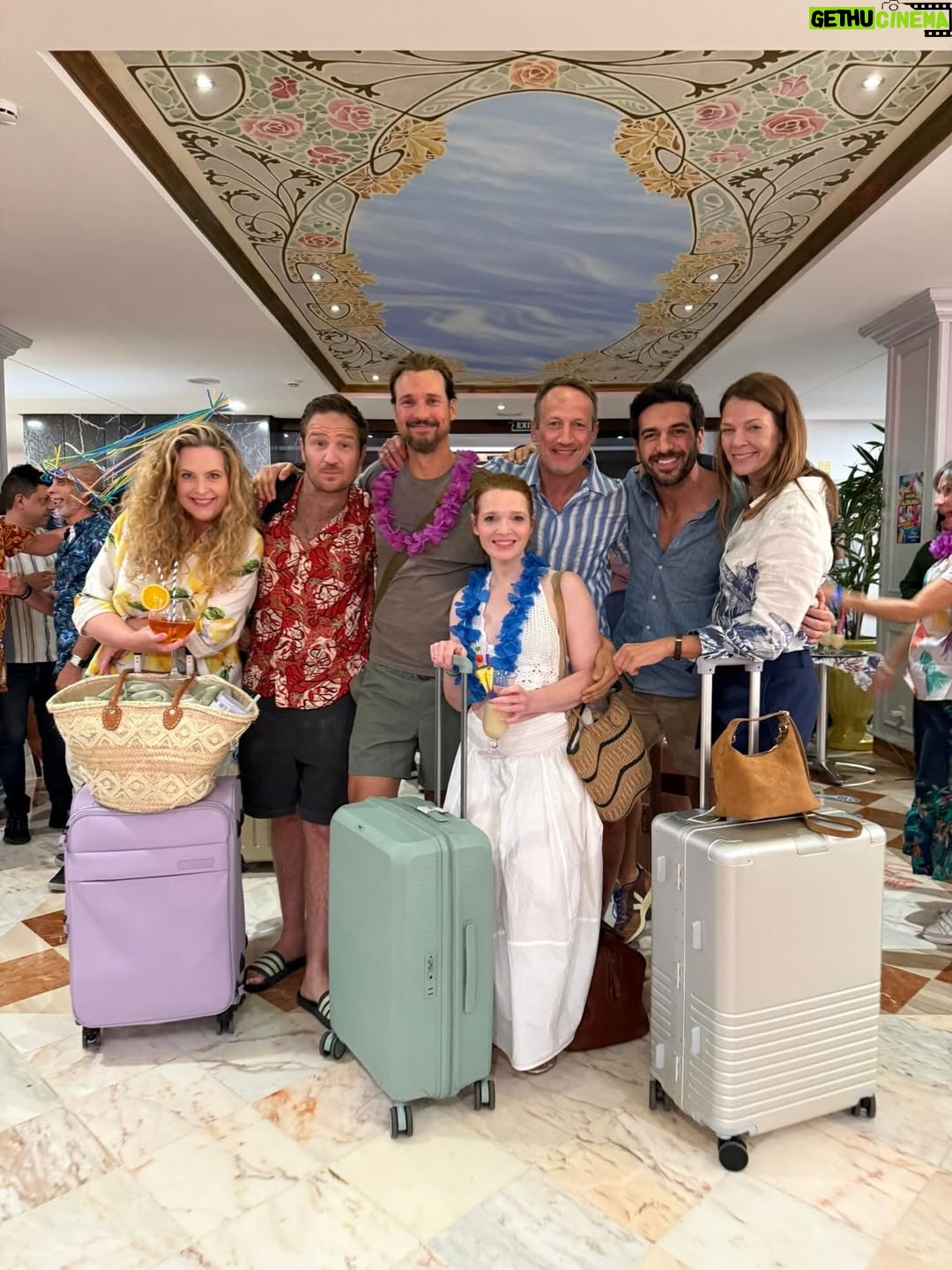 Karoline Herfurth - 29.4K Likes - 🥳 it‘s a wrap!!! 🥳

@derperfekteurlaub 2026 im Kino 🍿