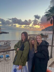 Karoline Herfurth Instagram - 🥳 it‘s a wrap!!! 🥳

@derperfekteurlaub 2026 im Kino 🍿