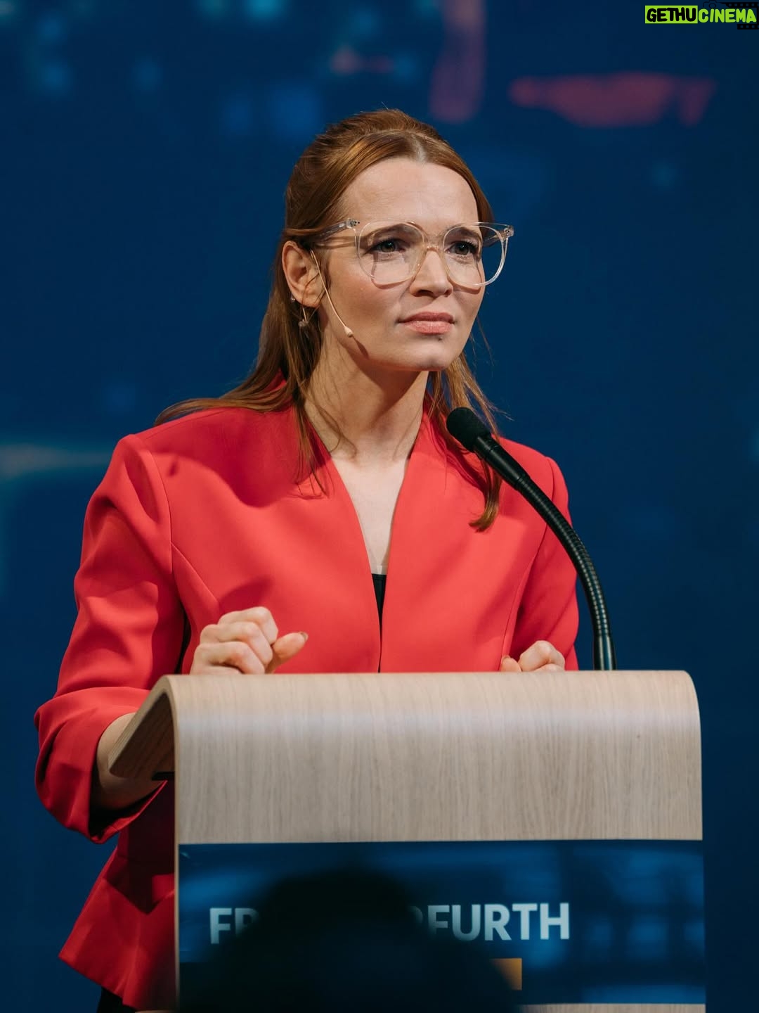 Karoline Herfurth - 10.9K Likes - ✨moments…✨ by #wsmds 
Diesen Sonntag wieder…

20:15 @prosieben 
@jokoundklaas