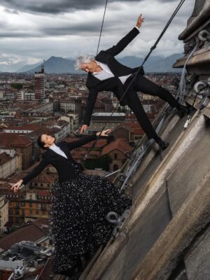 Kasia Smutniak Instagram - K - Scrivi tu.
D - No scrivi tu, dai, è più carino.
K - Ma che vuol dire carino? Dillo che non ti va
D - Ma queste cose le sai fare meglio, e poi sei più personaggio…
K - Insomma non ti va.
D - Non saprei cosa scrivere.
K - Scrivi com’è che hai detto di sì senza pensarci due volte e soprattutto senza chiedermelo.
E poi hai detto “Ah sì, ci appendiamo alla Mole”. “In che senso?” ho chiesto.
“Ma sì! Quando ci ricapita più? Con Riccardo?” “Riccardo chi??” “Ghilardi.
Ci fa delle foto, non so, cose sue. Ma che ci frega delle foto, l’importante è che ci appendiamo“
“Ah quindi non sai nemmeno perché dovremmo appenderci a questa Mole??”
“Non mi ricordo bene” “Comunque non mi va che dici di sì al posto mio” “Avresti detto di sì?”
“Certo!” “E allora?”
“E allora va bene, ci appendiamo alla Mole, ci mancherebbe, però la prossima volta me lo chiedi!”
“La prossima volta che qualcuno mi chiede se ci va di appenderci alla Mole Antonelliana,
166 metri di altezza, per motivi poco chiari, giuro che te lo chiedo“. - così hai detto e fine del siparietto.
E poi racconti che ci abbiamo messo più di un anno, un tentativo andato male per il maltempo,
Riccardo che si è allenato per mesi, le foto assurde che ci mandava.
Il gruppo di arrampicatori che hanno studiato come fare tutto in sicurezza,
l’abito d’alta moda di Armani tagliato per mettere l’imbracatura sotto, e tu che ballavi il tip tap sulla cupola, felice come un bambino.

D - Ecco, lo vedi che sai tutto? Scrivilo tu
K - No
D - E allora non scriviamo niente

— Kasia Smutniak e Domenico Procacci 

“Piano sequenza. La Mole”, la mostra fotografica di Riccardo Ghilardi, dedicata ai 25 anni del Museo Nazionale del Cinema, 
Gallerie d’Italia di Torino .