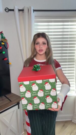 Kat Dunning Instagram - merry christmas! 🎄
#reels #rizz #relatable #meme #comedy