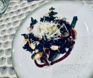 Kate Mara Instagram - Thank you to @airbnb for treating me and my family to the most delicious #vegan chef service 💕
We have always loved using Airbnb when traveling and these new offerings are just as special! 
We cannot wait to try more Airbnb Services in the future.