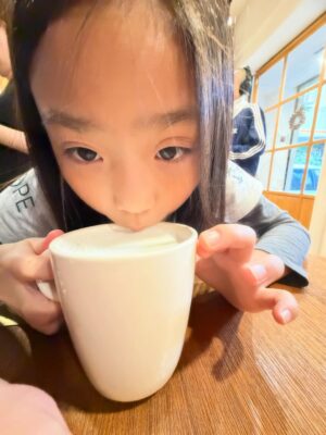 Kate Pang Instagram - 想要夢想， 想要事業， 想要我們更好。但，陪你們的時間是不是越來越少了呢。。。
-
@kandiefamily @katepang311