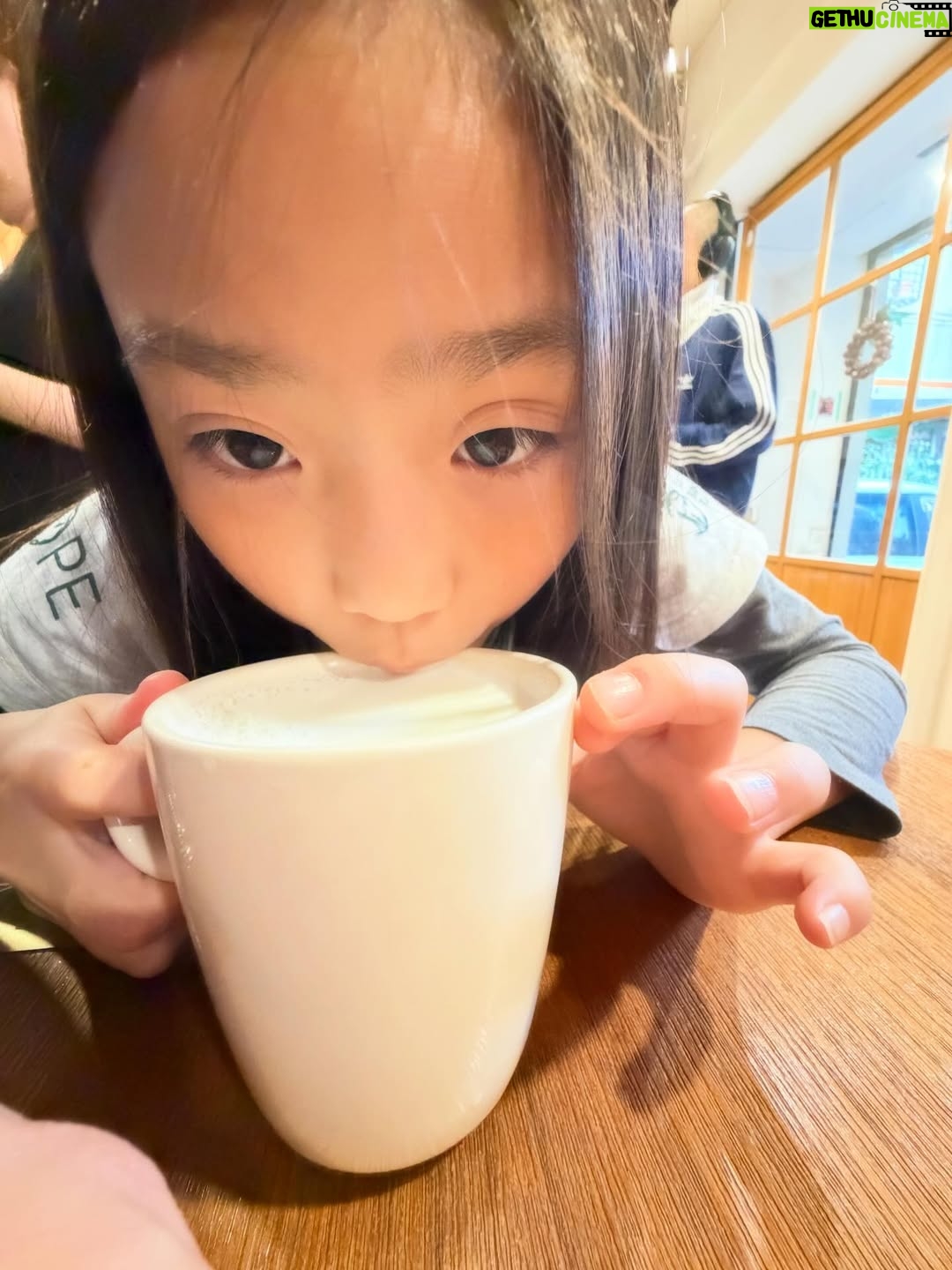 Kate Pang - 1.1K Likes - 想要夢想， 想要事業， 想要我們更好。但，陪你們的時間是不是越來越少了呢。。。
-
@kandiefamily @katepang311