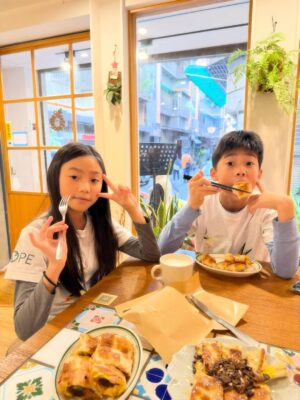 Kate Pang Instagram - 想要夢想， 想要事業， 想要我們更好。但，陪你們的時間是不是越來越少了呢。。。
-
@kandiefamily @katepang311