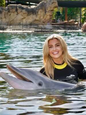 Kathryn Dunn Instagram - Still smiling after my first @otecelebrityweekend 💙

We helped raise money for the Texas Children’s Cancer Fund, met the kindest fans, hung with our Big Brother   Amazing Race fam, and I even swam with dolphins at @discoverycove! Feeling so grateful for this wild life that I now get to share with my partner in crime, @jromophotography 🥰

And of course… scroll to the end to see what I conspired up this time✨😌

#bigbrother #theamazingrace #bb27 #tar38