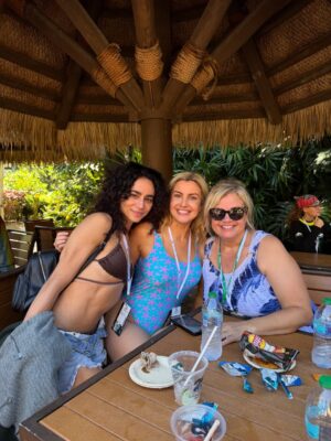 Kathryn Dunn Instagram - Still smiling after my first @otecelebrityweekend 💙

We helped raise money for the Texas Children’s Cancer Fund, met the kindest fans, hung with our Big Brother   Amazing Race fam, and I even swam with dolphins at @discoverycove! Feeling so grateful for this wild life that I now get to share with my partner in crime, @jromophotography 🥰

And of course… scroll to the end to see what I conspired up this time✨😌

#bigbrother #theamazingrace #bb27 #tar38