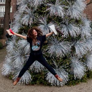 Katja Schuurman Instagram - Cadeautjes voor onder de kerstboom voor al mijn liefjes verzameld! Niet overdreven dit jaar. Wel in overdreven overvloed straks hoop ik: knuffelen, spelletjes  en 3 dagen karaoke! 😍 #kerst #kaarslicht #openhaard #knuffelen #karaoke