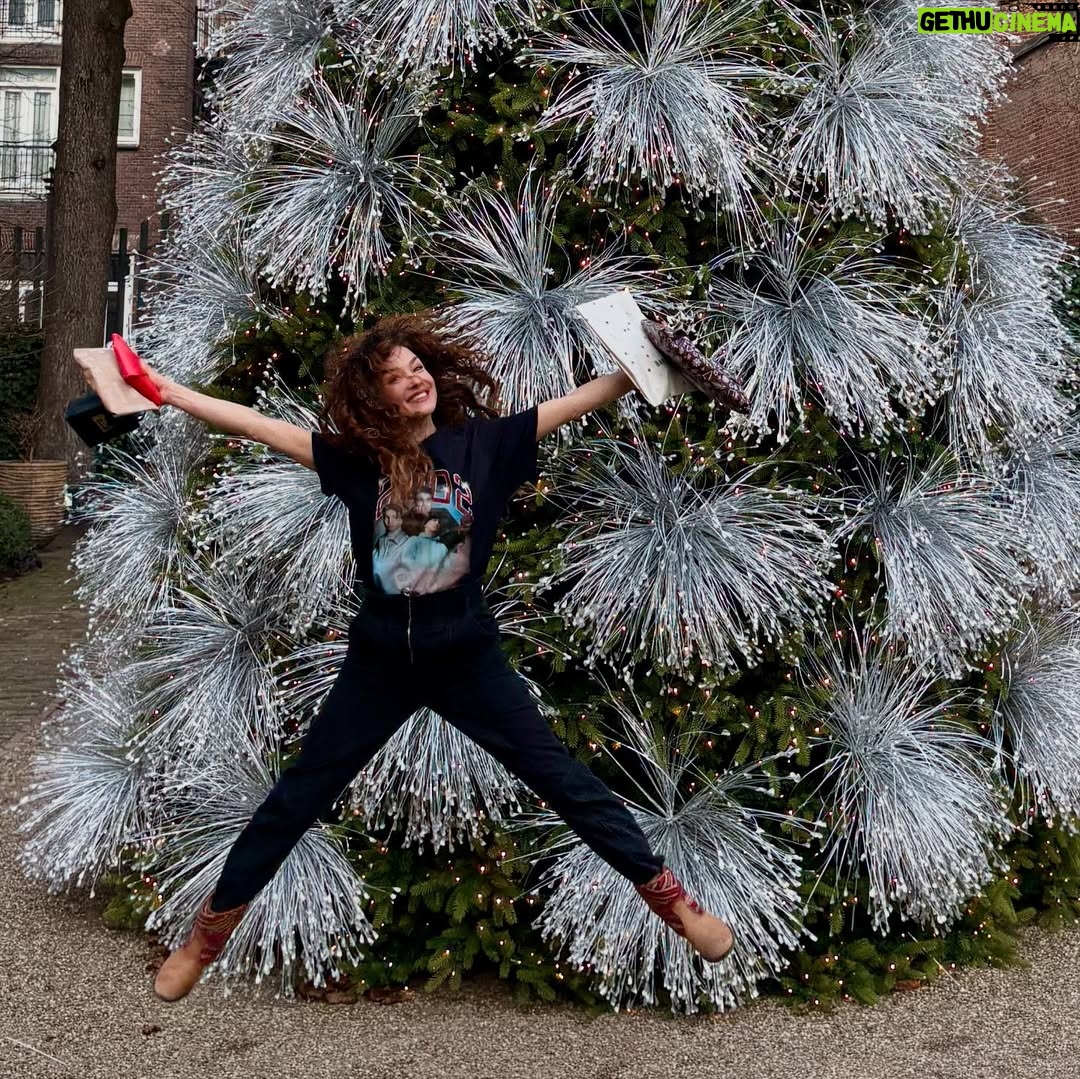 Katja Schuurman - 4.8K Likes - Cadeautjes voor onder de kerstboom voor al mijn liefjes verzameld! Niet overdreven dit jaar. Wel in overdreven overvloed straks hoop ik: knuffelen, spelletjes  en 3 dagen karaoke! 😍 #kerst #kaarslicht #openhaard #knuffelen #karaoke